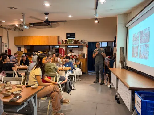 CAN founder Lin Jyun-cheng speaks to youths from home and abroad. (TDDA)