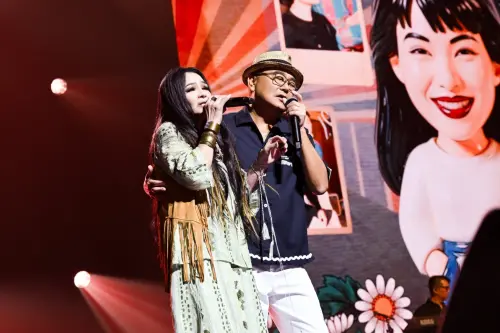 陳昇忘情親她手！睽違16年同台潘越雲　台上突脫口：沒良心的女人