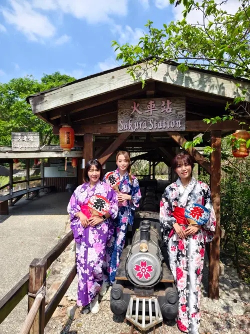 ▲白冷圳森林辦桌另安排金剛鸚鵡放飛、小火車體驗及樂團演出；（圖／業者提供）