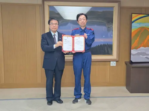 ▲ 台南市長黃偉哲轉交捐款予木村敬知事。（圖／南市府提供）