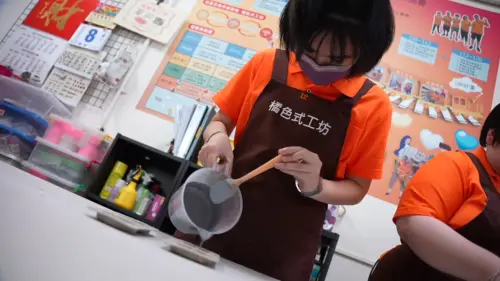 ▲小作所學員製作擴香石，自製產品販售，展現自食其力的決心。（圖／記者王郁勳攝）