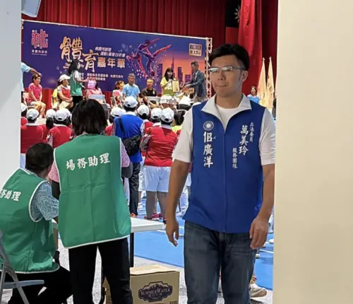 有立委媽真好！佀廣洋遭爆「萬美玲助理」背心　跑攤暢行無阻