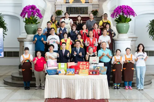▲聲暉協進會由理事長張竹王（二排右二）代表參加8月20日總統府「全民挺公益」記者會。（圖／總統府提供）
