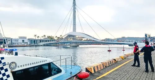 ▲警政署高雄港務警察總隊在高雄創意造筏競賽活動勤務，派出警艇巡邏警戒。(圖／高雄港務警察總隊提供)