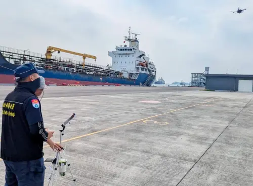 ▲警政署高雄港務警察總隊首度導入無人機等，打造陸海空立體維安工作。(圖／高雄港務警察總隊提供)