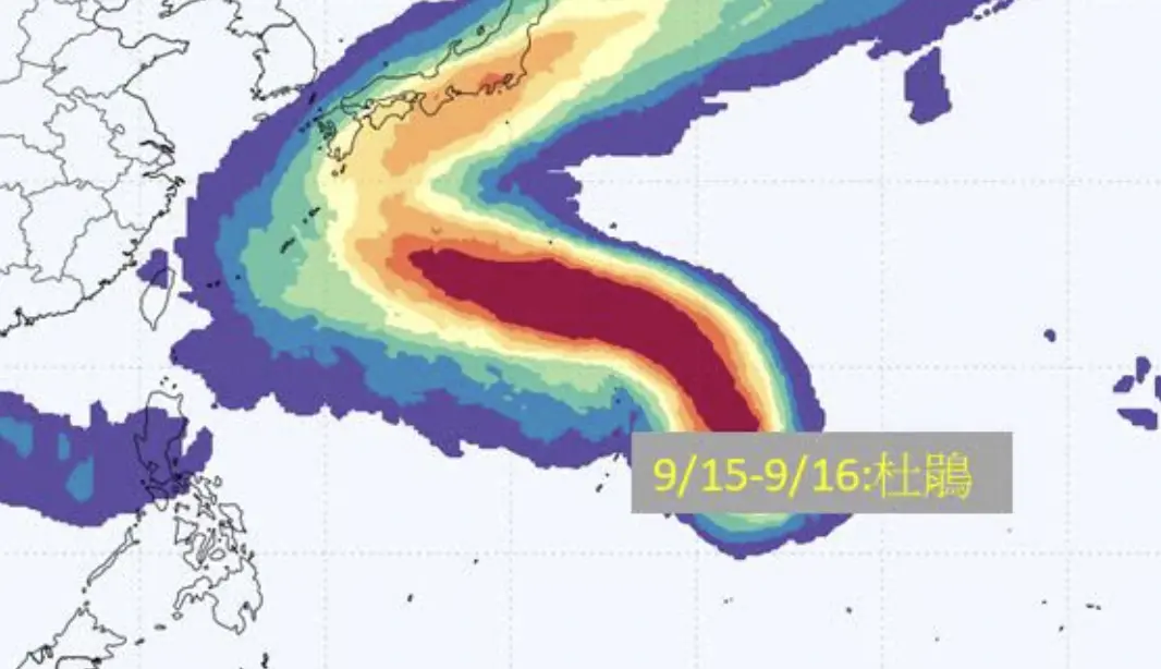 ▲關島附近的熱帶擾動，明後天有機會增強為颱風「杜鵑」，路徑將先往西北朝琉球移動。（圖／賈新興提供）