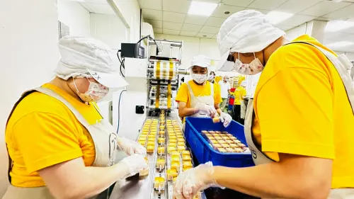 ▲喜憨兒基金會2025財報，銷售貨物（包含庇護工場、烘培坊等餐飲）及勞務收入達4億，占39.16％。（圖／喜憨兒基金會提供）