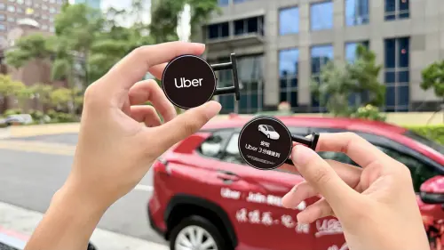 ▲民眾搭上限量美杜莎專車，有機會獲得「安啦 Uber 3分鐘後到」限量冰箱磁鐵。（圖／Uber提供）