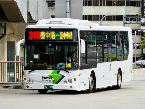 台中310公車乘客亮菜刀　運將急駛派出所報案反撞玻璃濺血