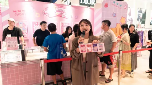 ▲「三麗鷗甜心復古快閃店」現場不僅有超吸睛美式造景，更帶來南部限定的「全新甜心角色抽卡機」以及豐富的滿額互動特典，打造今年秋天南台灣最受矚目的打卡購物聖地。（圖／翻攝畫面）