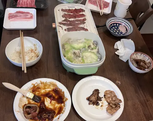▲居家電烤盤近年普及，也讓年輕人改成在家簡單烤肉，雖然少了炭火直烤的香氣，卻能降低準備難度，在室內就能吃肉、聊天，同樣保留一些中秋團聚的氣氛。（圖／記者賴禹妡攝）