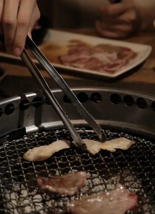 ▲近年中秋時節天氣熱，民眾若想吃烤肉，往往更傾向直接到燒烤店，不僅有冷氣可吹，也有人協助料理，免去擔心食材沒熟的問題，吃完更不用處理滿地油污與炭火。（圖／記者賴禹妡攝）