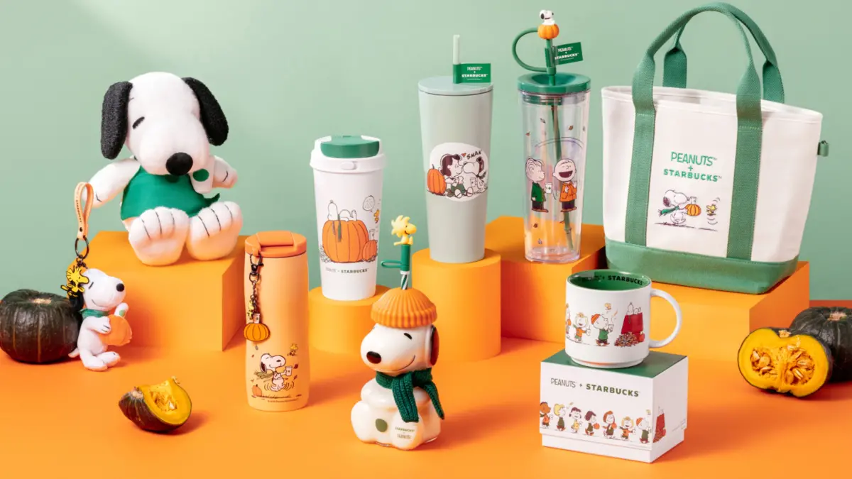 ▲台灣星巴克聯名《花生漫畫》萬聖節Peanuts + Starbucks新品來了，9月21日開賣，推薦搭配糊塗塌客吸管的「史努比TOGO玻璃冷水杯」、綠圍裙娃娃、鑰匙圈、馬克杯等價格清單一覽。（圖／星巴克starbucks.com.tw）