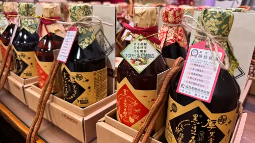 ▲黑豆桑「吉祥如意家庭必備組」精選了廚房使用率最高的頂級調味料，包含天然手工蘋果淳、厚黑金醬油及經典豆瓣醬黑豆豉。（圖／翻攝畫面）