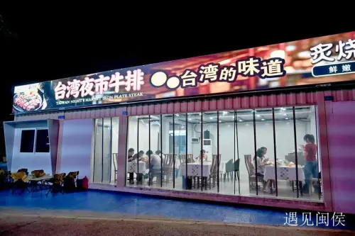 ▲士林夜市中國分身現形！蚵仔煎、大香腸原汁原味搬過去（圖／截自微博）