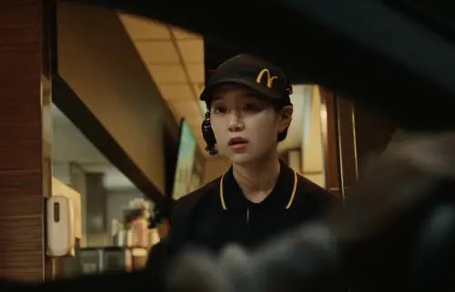 ▲麥當勞店員看到取餐的人是GD，愣住說不出話。（圖／IG@mcdonalds_kr）