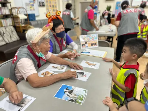 屏東永安社區高齡志工帶幼兒玩出世代新滋味