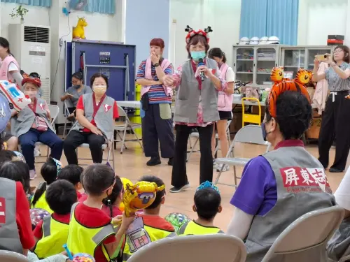 ▲長輩以閩南語帶孩子玩「阿公阿嬤講講看、阿孫抽抽看」，從遊戲認識在地語言文化。（圖／屏東縣府）