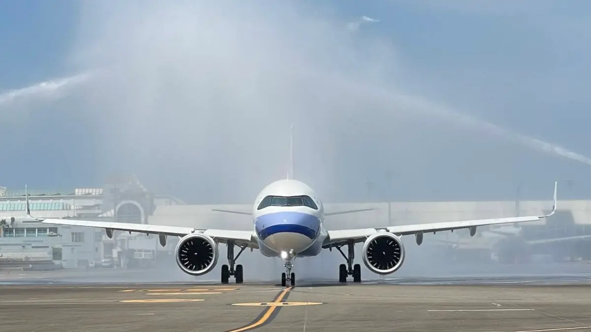 ▲華信日前B-18135新機首航，高雄及澎湖兩地機場特別安排象徵祝福與好運的灑水儀式；示意圖。（圖／華信航空提供）