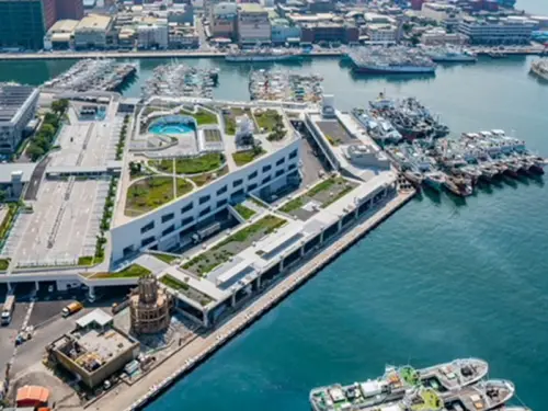▲高雄市政府海洋局局長石慶豐說明中央政府推動前鎮漁港改善經費，並非同一工程預算追加。(圖／高雄市政府海洋局提供)