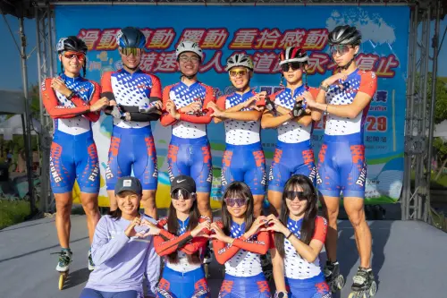 ▲賽事路線位於月眉中庄滯洪池周邊道路，單圈約3.7公里且無紅綠燈，參賽者可在湖景與落羽松景觀間享受公路滑行。各組參賽者只要在規定時間完成指定距離，就能獲得刻有姓名的「永不停止挑戰成功」專屬獎座，留下個人完賽紀錄。（圖／桃園市體育總會滑輪溜冰委員會提供，攝影杜嘉澍）