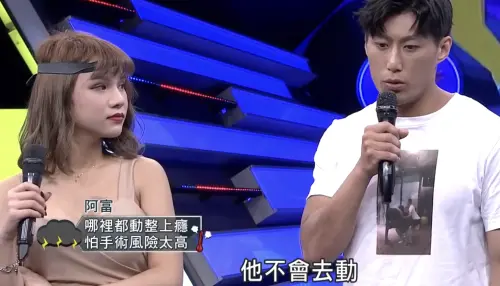 ▲小A辣（左）為了阿富變性。（圖／翻攝自YouTube＠綜藝大熱門）