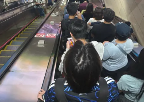 ▲有網友搭北捷手扶梯時發現兩邊都站滿人，讓他非常傻眼，貼文再度引爆熱議。（圖/Threads）