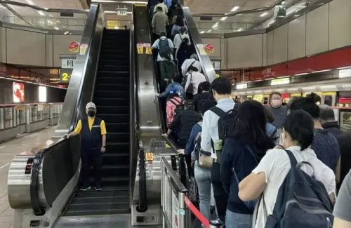 ▲北捷手扶梯越來越多人站在左右兩側，不再只是永遠「右側站立、左側讓行」，不少民眾最近都觀察北捷宣導有成效，引爆熱烈討論。（圖/Threads）