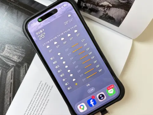 ▲iOS 27主畫面新增超大型Widget（小工具），單一小工具幾乎可占滿整個頁面，一次顯示更多天氣資訊。（圖／記者周淑萍攝）