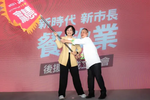 丁瑀替綠營站台喊「新北全壘打」　蘇巧慧：進步的新北是彩色的