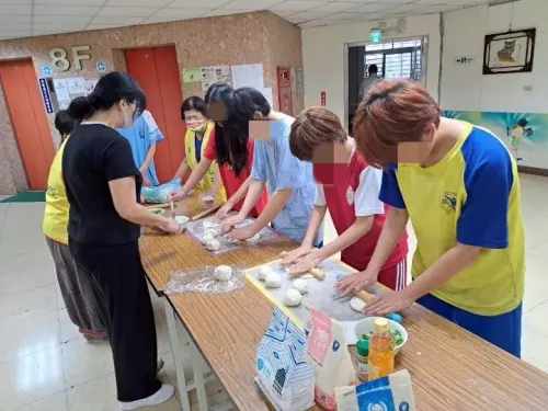 ▲ 高雄市政府警察局少年警察隊與少年輔導委員會推動之「點亮家中溫暖燈計畫」中的烹飪課學員製作麵團備料。（圖／高市警局少年隊提供）