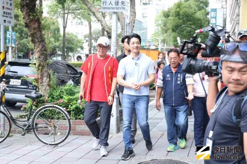 第三代接班人站台蔣萬安、送1顆大鳳梨惹議！鬍鬚張急發聲了