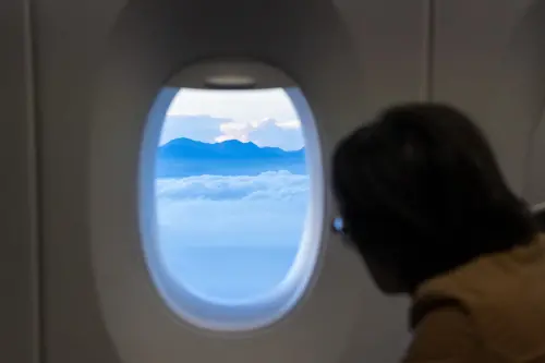 Vice President Hsiao gazes out at the view from the plane en route to Italy. (Office of the President)