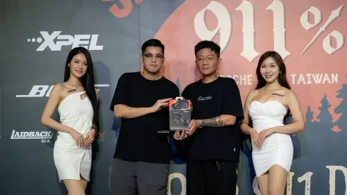 ▲BOSE TAIWAN業務經理頒發BOSE提供抽獎贈品給911 車主。（圖／911% Porsche Club Taiwan提供 ）