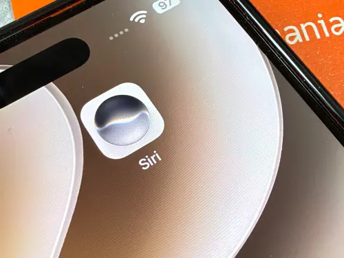 ▲升級iOS 27後，最大亮點Siri AI不會自動出現，因目前只有支援英文版，想體驗需要兩步驟手動開啟。（圖／記者周淑萍攝）