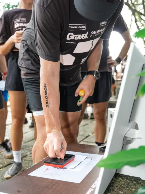▲跑者沿途完成四獸集章任務，也透過不同站點認識 What is Gravel、Gravel Mindset、SALOMON GRVL 系列與 Gravel Culture，將品牌精神融入實際探索過程。（圖／SALOMON TAIWAN提供 ）