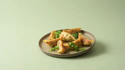 ▲「愛香荽鮮肉煎餃」以新鮮香菜搭配鮮肉餡，香菜成為整體風味主角。（圖／翻攝畫面 ）