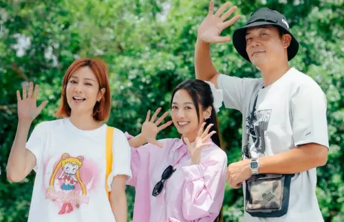 ▲命理師表示，《嗨！營業中6》特別是在2位女主持人，莎莎（左）以及吳映潔（中）的運勢走強下，能帶動整體能量上揚，奪得獎項。（圖／嗨！營業中FB）