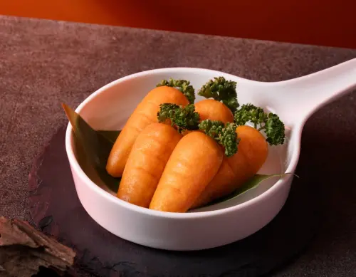 ▲開飯川食堂聯名侯德竹主廚推出「金玉胡蘿包」，呼應《黑白大廚2》「無限料理地獄」關卡代表作。（圖／饗賓集團提供）