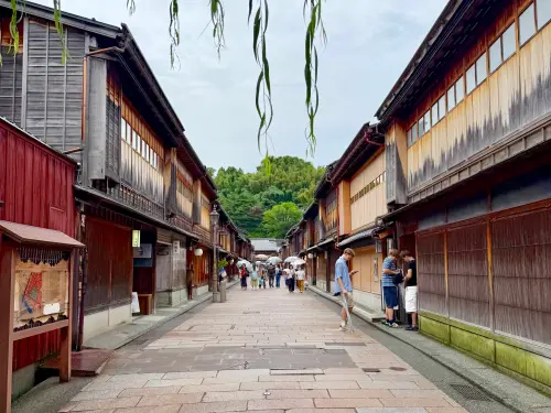 ▲古色古香的「東茶屋街」有如走進江戶文化散策。（圖／記者蕭涵云攝）