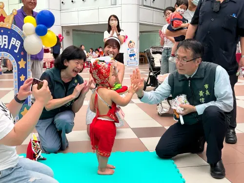 ▲ 台南市長黃偉哲出席「童伴台南・寶寶抓周親子派對」，與幼兒開心擊掌互動，陪伴親子共同見證孩子的成長時刻。（圖／南市府提供）