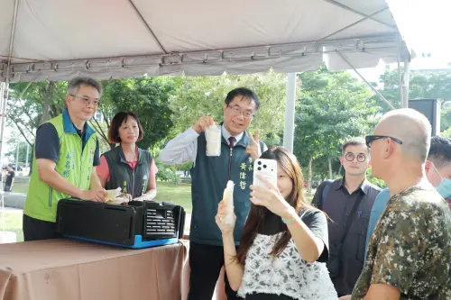 ▲ 台南市長黃偉哲親自推廣台南優質農特產品，讓更多消費者認識台南農產好滋味。（圖／南市府提供）