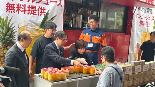 ▲ 台南市長黃偉哲親赴日本熊本縣宇城地域，發送台南水果製成的冰涼果汁，向災區民眾及復原工作人員傳遞台南的關懷與支持。（圖／南市府提供）