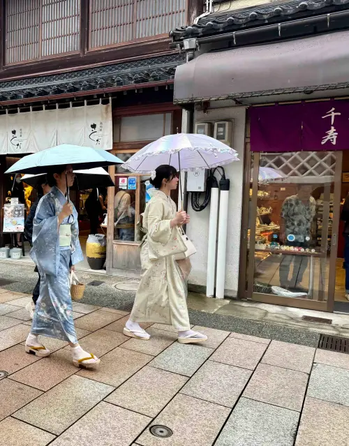 ▲推薦東茶屋街參訪保存最完整的「志摩」，還可搭配和服體驗留下美麗合照。（圖／記者蕭涵云攝）