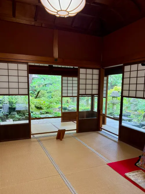 ▲屋內飽覽禪意「枯山水」景緻。（圖／記者蕭涵云攝）