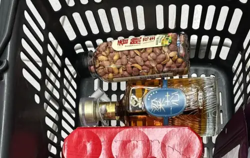 ▲網友分享自己去全聯買酒時，意外看到一瓶高粱瓶子裡面竟然塞了一根木頭，讓他感到非常新奇。（圖/我愛全聯好物老實說）
