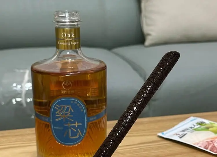 ▲你看過這種高粱酒設計嗎？近日有網友分享自己去全聯買酒時，看到一瓶高粱酒裡面竟然塞一根木頭，讓人好奇這到底是什麼用途。（圖/我愛全聯好物老實說）