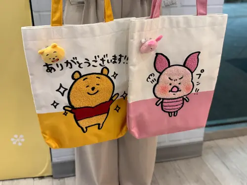 ▲限量文青袋+絨毛別針（共兩款），加價購399元／款。（圖／記者鍾怡婷攝）