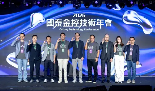 ▲2026年國泰金控技術年會由副董事長蔡宗翰（中）親自擔任與談人。左起國泰金副總陳維銘、國泰金副總陳冠學、國泰金副總梁明喬、國泰金科技長姚旭杰、國泰金資深副總孫至德、國泰金資訊長吳建興、國泰金副總施君蘭、國泰金資深副總王志峰。（圖／國泰金控提供）
