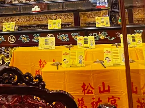 ▲有網友不只發現地板上有史努比圖案，連誦經專用的書架也是史努比的，超級可愛。（圖/Threads）